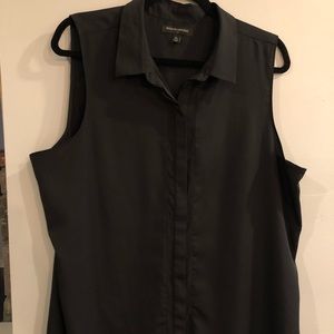 Women’s Sleeveless button down